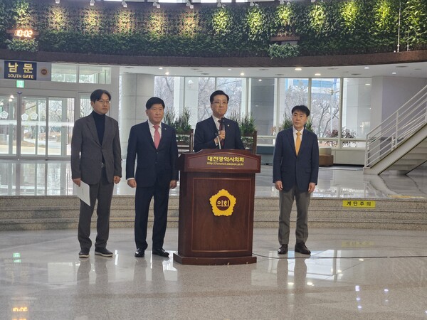 대전시의회 조원휘 의장(우측에서 두 번째)과 충남도의회 홍성현 의장(좌측에서 두 번째) 공동 기자회견을 하고 있다./세종TV=최정현 기자