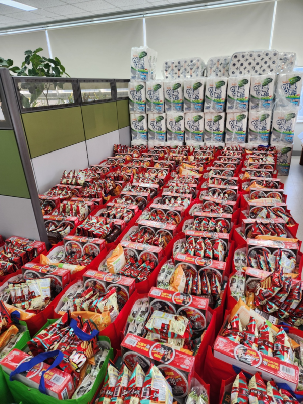 학생들의 건강한 겨울나기,‘방가방가(家) 프로젝트’로 전달될 간편식, 생활용품, 학용품 등이 담긴 물품 꾸러미 모습