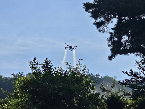 밤나무해충 드론방제 모습/사진제공=공주시