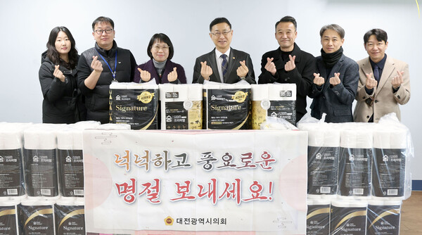 민경배 의원이 성락종합사회복지관을 방문해 위문품을 전달 후 기념촬영 모습/