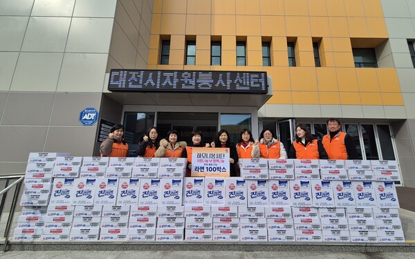 하머니봉사단 라면 전달식 기념촬영을 하고 있다./사진제공=대전