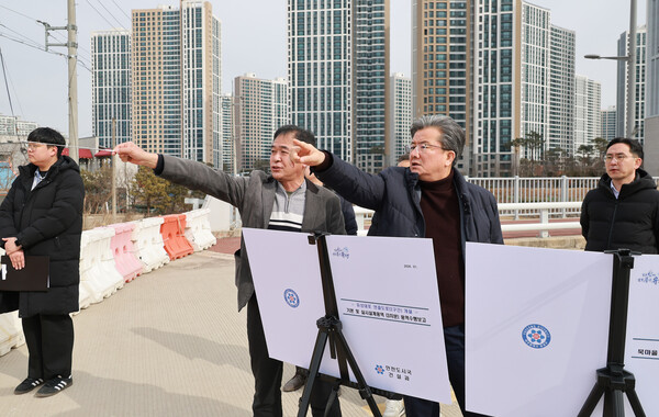 지난 1월 30일 유성구 관계자가 관평동 묵마을 진입도로 개설 공사 현장을 방문해 추진 상황을 점검하고 있는 모습/사진제공=대전 유성구