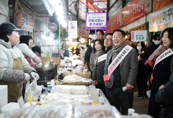 대전 서구 관계자들이 시장 상인에게 인사를 건네고 있다./사진제공=대전 서구