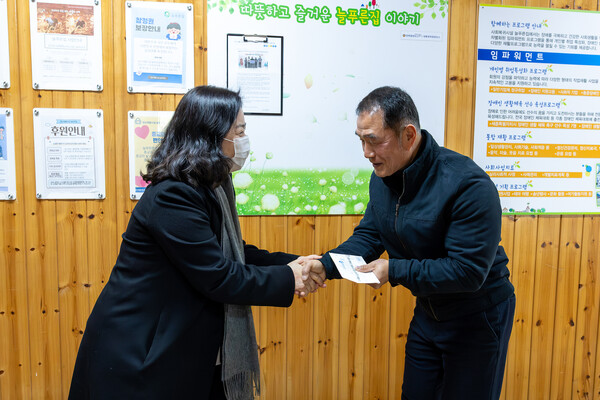 구연희 부교육감과 직원들이 설 명절을 앞두고 2월 9일부터 이틀간 관내 사회복지시설 13곳을 방문, 위문품을 전달하고 따뜻한 정을 나눴다.
