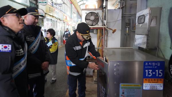 김용수 소방본부장이 세종전통시장을 점검하고 있다./사진=세종특별자치시 제