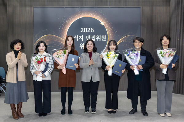 '세종교육온소식' 편집위원 위촉 기념촬영 모습/사진=세종시교육청 제공