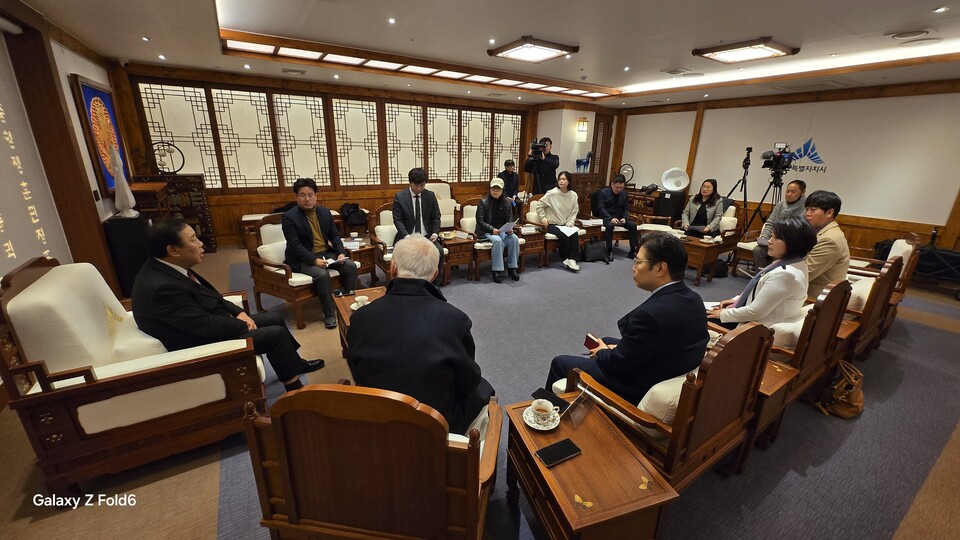 목요언론인클럽회원인터뷰모습