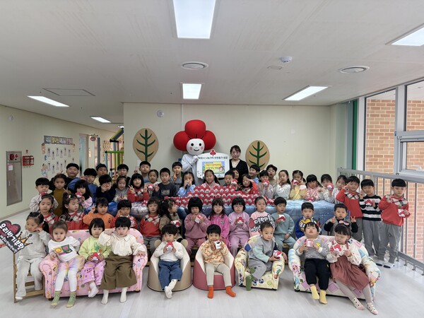 세종다정어린이집 원아들이 나눔저금통을 들고 기념사진을 촬영하고 있다.