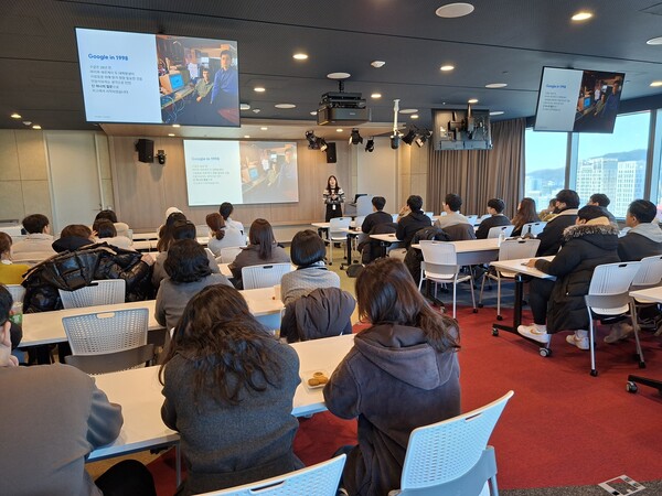 세종특별자치시교육청이 실시한 교직원 인공지능 데이터 역량강화 연수에 참여한 참석자들이 연수에 임하고 있다. (사진 세종특별자치시교육청 제공)