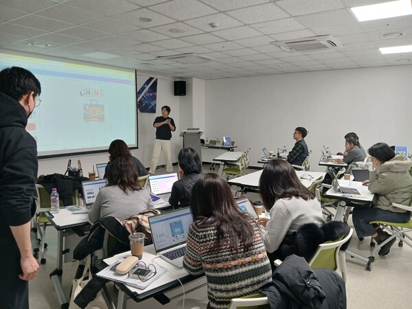 세종특별자치시교육청이 실시한 교직원 인공지능 데이터 역량강화 연수에 참여한 참석자들이 연수에 임하고 있다. (사진 세종특별자치시교육청 제공)