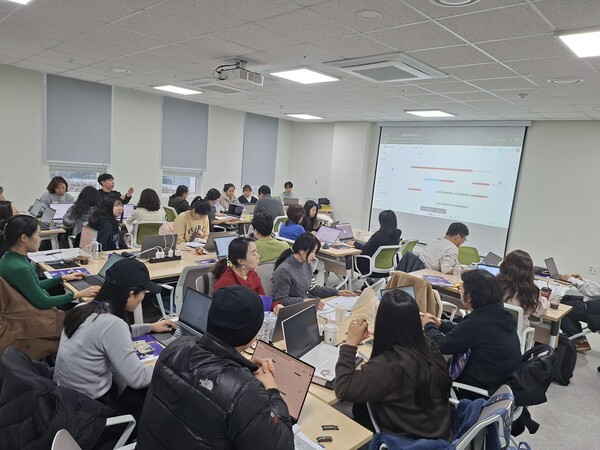 세종특별자치시교육청이 실시한 교직원 인공지능 데이터 역량강화 연수에 참여한 참석자들이 연수에 임하고 있다. (사진 세종특별자치시교육청 제공)