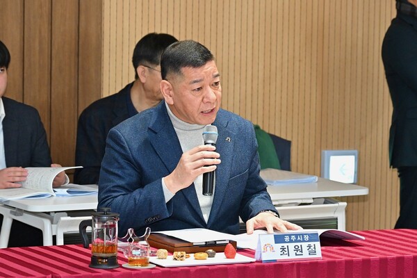 25일 청양군에서 열린 ‘민선8기 제4차 시장군수협의회’에서 최원철 공주시장이 정부의 송전선로 건설사업 정책 전면적인 재검토를 요청하는 발언을 하고 있다. (사진 공주시 제공)
