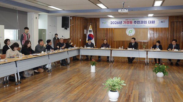 이범석 청주시장이 '2026년 읍면동 주민과의 대화'에 임해 주민들의 의견을 경청하고 있다. (사진 청주시 제공)