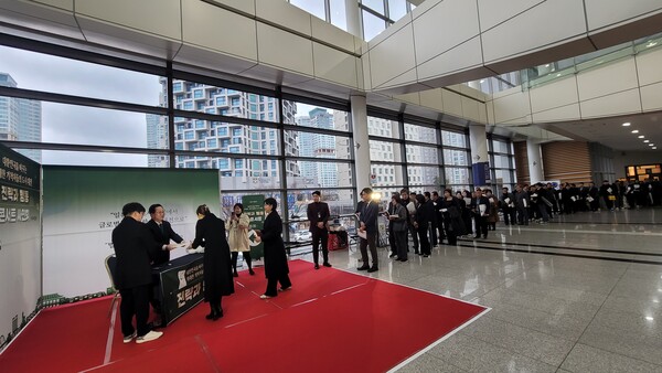 사인을 받기 위해 긴 줄을 선 시민들의 모습 (사진=손지원 기자)